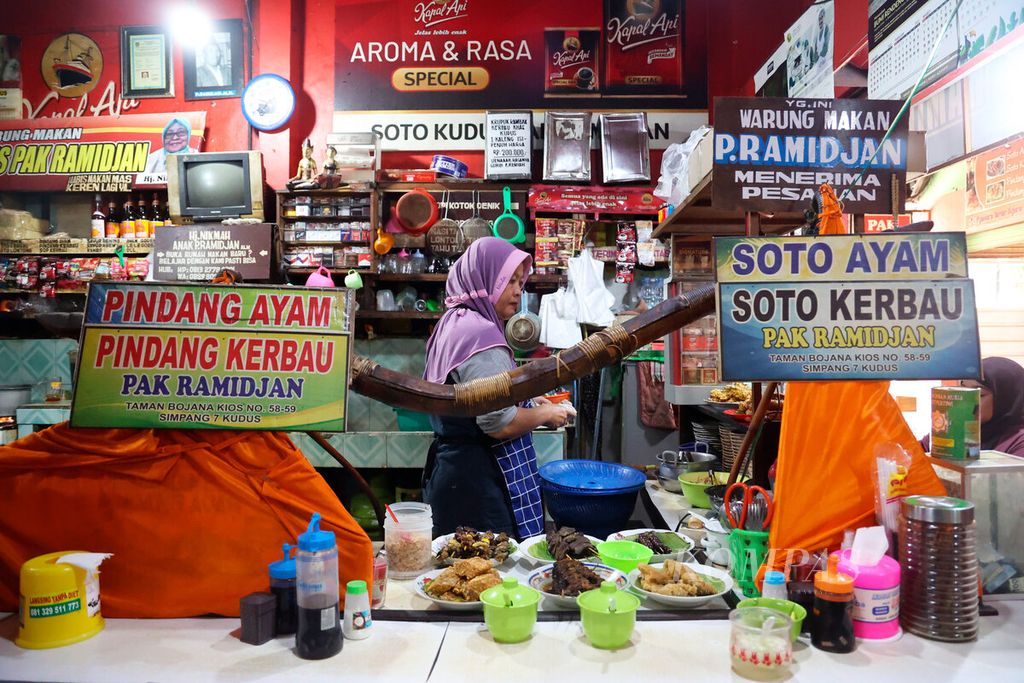 Pindang ayam, pindang kerbau, dan soto menjadi kuliner khas yang dijual pedagang Taman Bojana di Kudus, Kabupaten Kudus, Jawa Tengah, Kamis (7/9/2023). Soto kudus daging kerbau menjadi salah satu ciri khas di antara aneka kuliner di wilayah Kudus. Soto dengan suwir daging kerbau berkuah soto kaya akan rasa rempah ini menjadi buruan bagi pelancong dan penikmat kuliner dari luar daerah. 