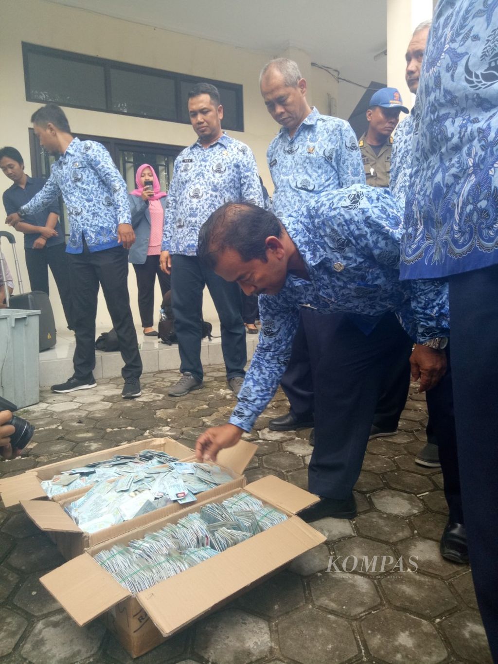 https://assetd.kompas.id/FF0DS_oNiOeWT-UodgMDYFwI3CM=/1024x1365/filters:watermark(https://cdn-content.kompas.id/umum/kompas_main_logo.png,-16p,-13p,0)/https%3A%2F%2Fkompas.id%2Fwp-content%2Fuploads%2F2018%2F12%2F20181217win-ktp_1545049527.jpg