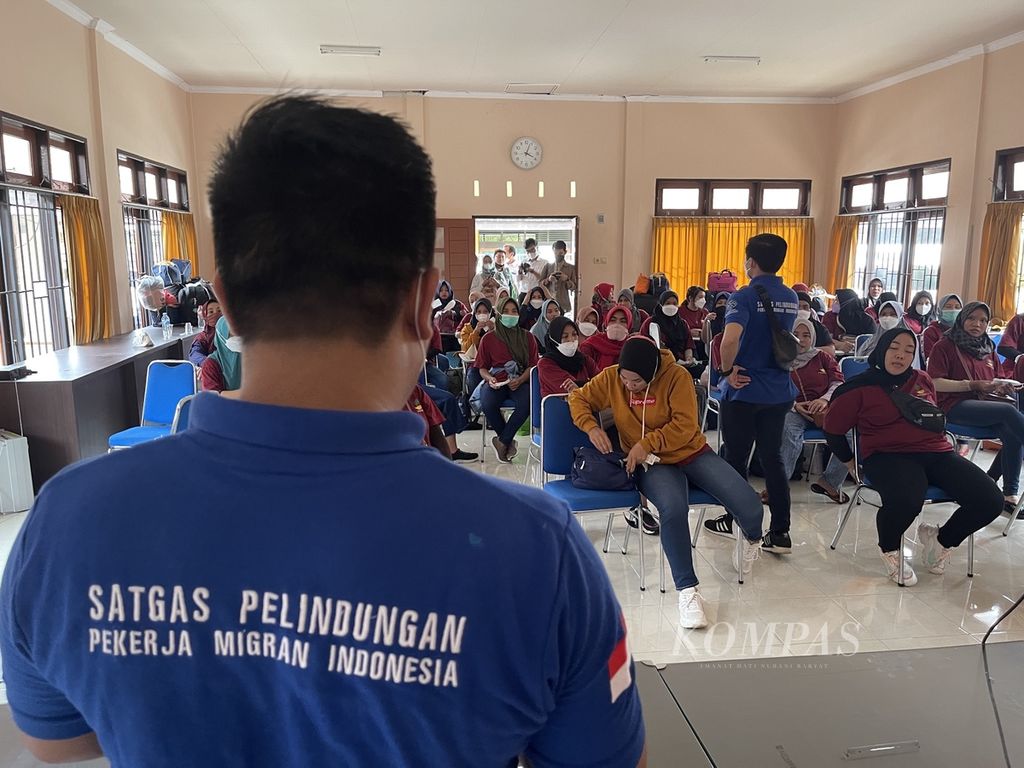 Petugas mendata 53 calon pekerja migran Indonesia asal Nusa Tenggara Barat yang baru dipulangkan dari Jakarta di Mataram, Rabu (12/1/2022). Sebelumnya, rencana keberangkatan mereka untuk bekerja di negara-negara Timur Tengah berhasil digagalkan setelah inspeksi mendadak di sebuah rumah penampungan di Kota Bekasi, Desember 2021. Total ada 60 calon pekerja migran, termasuk 53 orang dari NTB, yang tidak disertai dokumen penempatan.
