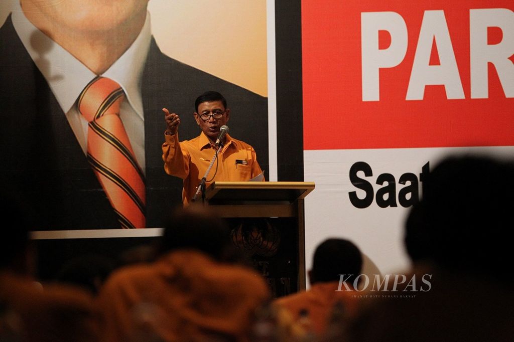 Ketua Umum Partai Hati Nurani Rakyat (Hanura) Jenderal (Purn) Wiranto menyampaikan kata sambutan saat berlangsung Rapat Pimpinan Nasional (Rapimnas) I Partai Hanura di Jakarta, Senin (20/12/2010). Rapimnas yang dihadiri kader Partai Hanura seluruh Indonesia tersebut antara lain membahas strategi menghadapi Pemilihan Umum Tahun 2014.