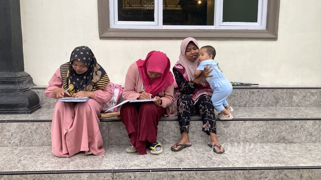 Perempuan warga Desa Keseneng, Kabupaten Wonosobo, Jawa Tengah, tengah beraktivitas, Sabtu (25/2/2023).