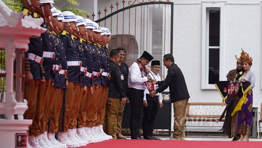 Sekretaris Jenderal Komisi Pemilihan Umum Bernad Dermawan Sutrisno saat menyambut pasangan bakal calon presiden dan bakal calon wakil presiden Anies Baswedan dan Muhaimin Iskandar mendaftar di kantor Komisi Pemilihan Umum, Jakarta, Kamis (19/10/2023). 