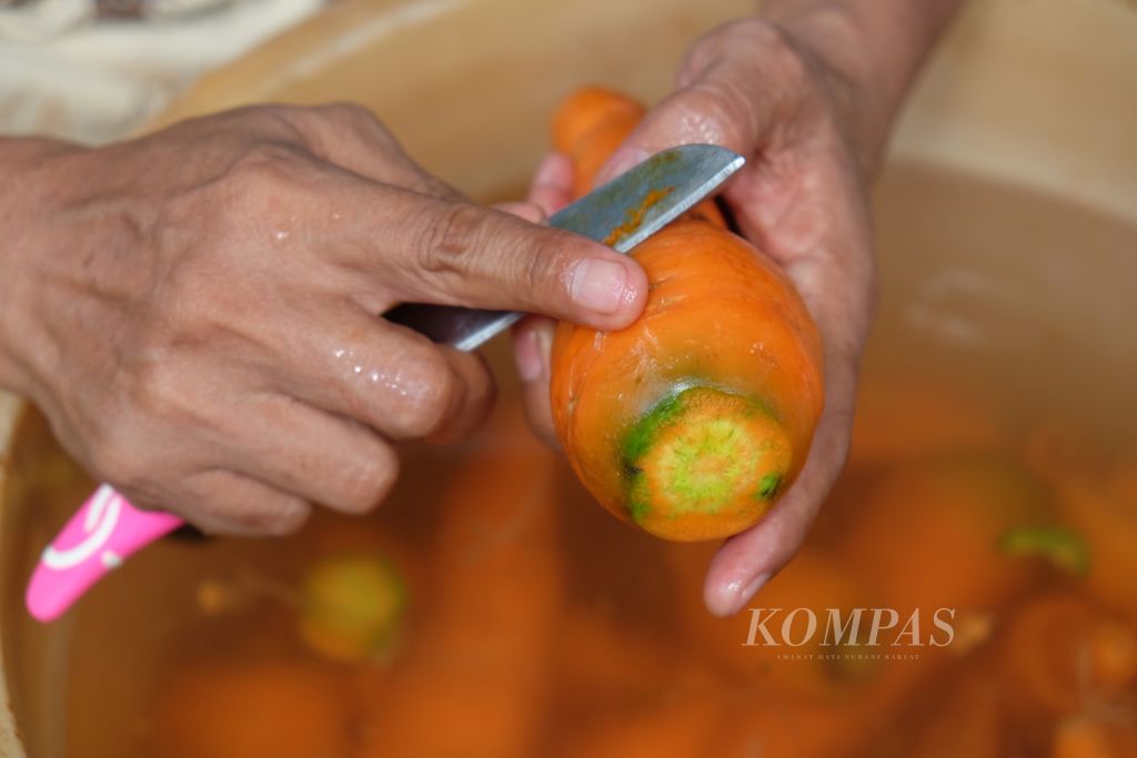 Sebelum dibersihkan, biasanya wortel direndam, antara dua sampai tiga jam. Itu bertujuan menghilangkan pestisida atau zat kimianya.