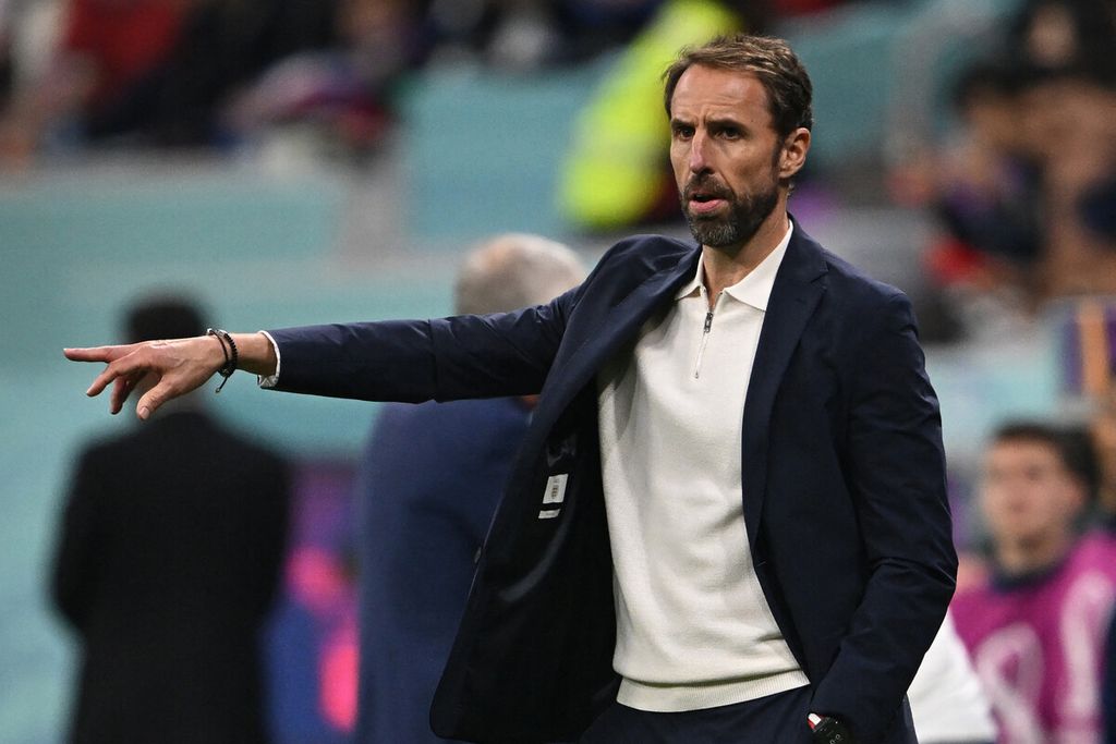Pelatih Inggris Gareth Southgate memberi isyarat selama pertandingan sepak bola perempat final Piala Dunia Qatar 2022 antara Inggris dan Perancis di Stadion Al-Bayt di Al Khor, utara Doha, Qatar (10/12/2022). 