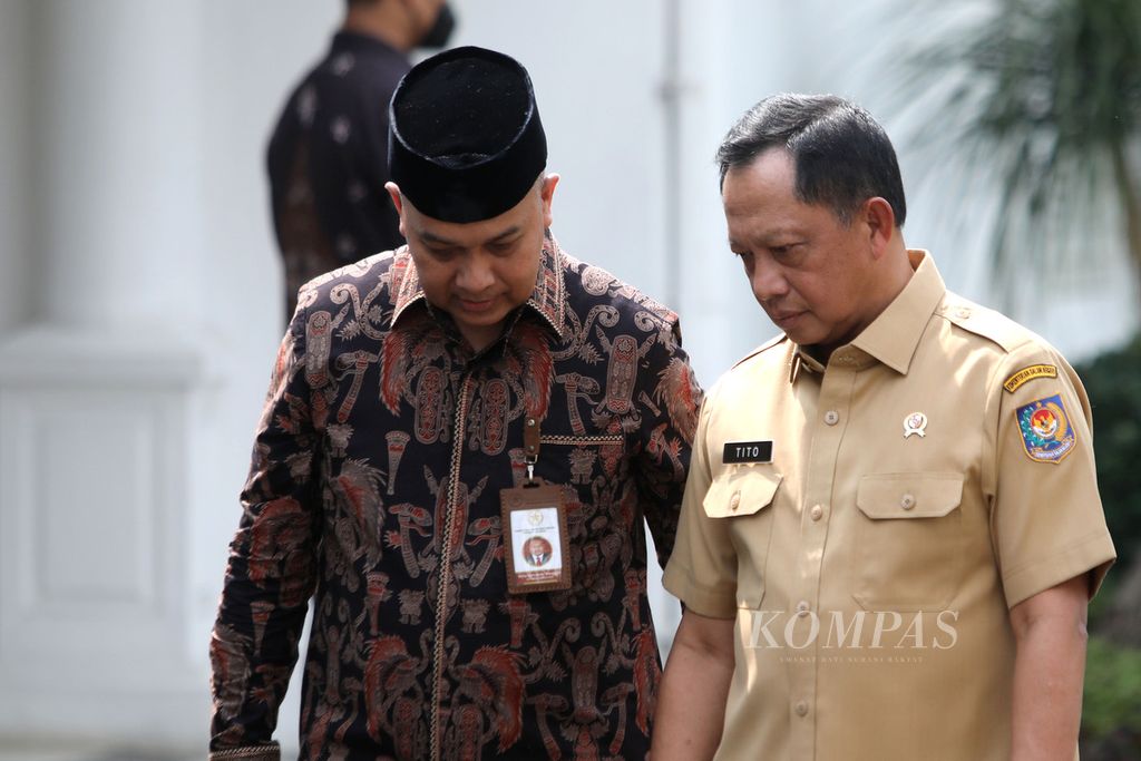 Menteri Dalam Negeri Tito Karnavian (kanan) berbincang dengan Deputi Bidang Dukungan Kebijakan Pemerintahan dan Wawasan Kebangsaan Velix Wanggai seusai menghadiri pengukuhan Anggota Badan Pengarah Percepatan Pembangunan Otonomi Khusus Papua (BP3OKP) di Istana Wakil Presiden, Jakarta, Senin (29/5/2023). 