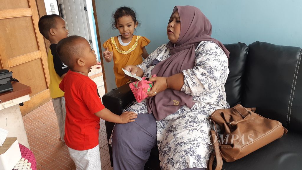Nur Miftahul Jannah tampak dikelillingi oleh anak asuhnya. Hubungan pendiri Yayasan Kisah Nyata dan Jeritan Hati tersebut dengan anak-anak asuhnya cukup dekat, Rabu (15/3/2023).