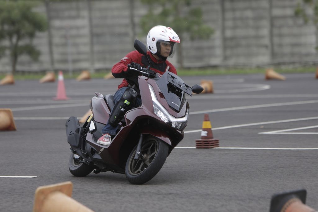 Tes kendara New Honda PCX160 di AHM Safety Riding &amp; Training Center, Deltamas, Cikarang, Kabupaten Bekasi, Jawa Barat. 