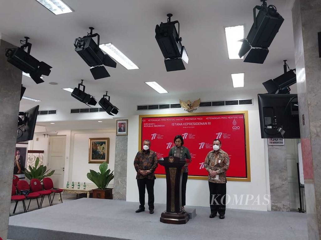 Menteri Keuangan Sri Mulyani Indrawati saat menyampaikan keterangan pers sesuai sidang kabinet paripurna di Istana Kepresidenan Jakarta, Senin (8/8/2022).