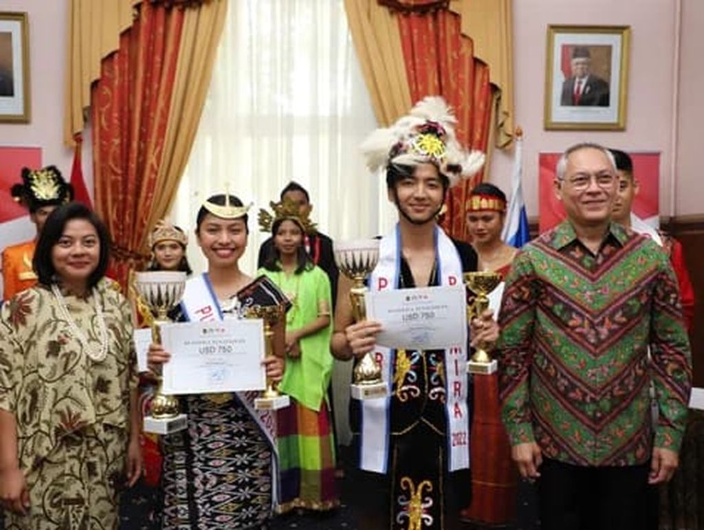 Para pemenang rangkaian peringatan Hari Ulang Tahun Ke-77 Republik Indonesia di Rusia, Moskwa, Minggu (17/7/2022). Mereka memperoleh piala tetap dan piala bergilir serta Beasiswa Pendidikan Duta Besar RI Moskwa. Pemenang dan finalis terpilih akan menjalankan tanggung jawab selama setahun dengan berbagai penugasan, termasuk mendukung berbagai kegiatan diplomasi dan pengembangan kerja sama ekonomi, pariwisata, budaya, dan pendidikan yang diselenggarakan KBRI Moskwa.