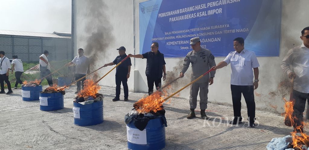Menteri Perdagangan Zulkifli Hasan memusnahkan baju bekas impor di Kompleks Pergudangan Jaya Park Sidoarjo, Jatim, Senin (20/3/2023). 