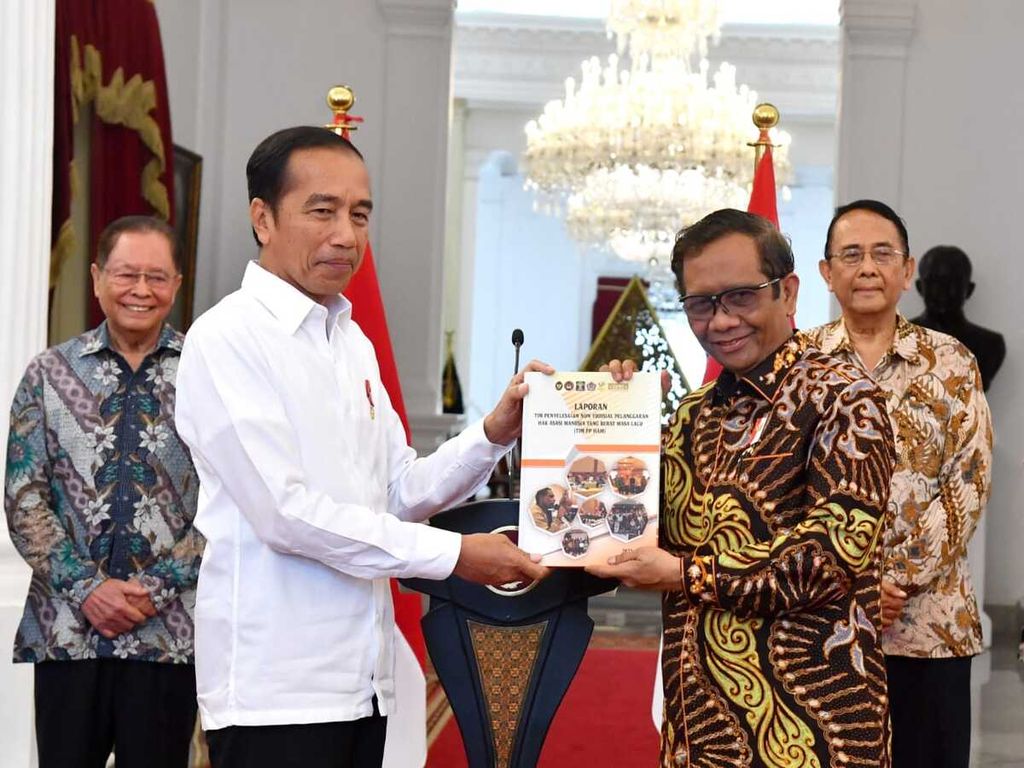 President Joko Widodo received the recommendations from the Team for the Non-Judicial Settlement of Past Gross Human Rights Violations from the Coordinating Minister for Politics, Law and Security Mahfud MD, at the Merdeka Palace, Jakarta, Wednesday (11/1/2023).