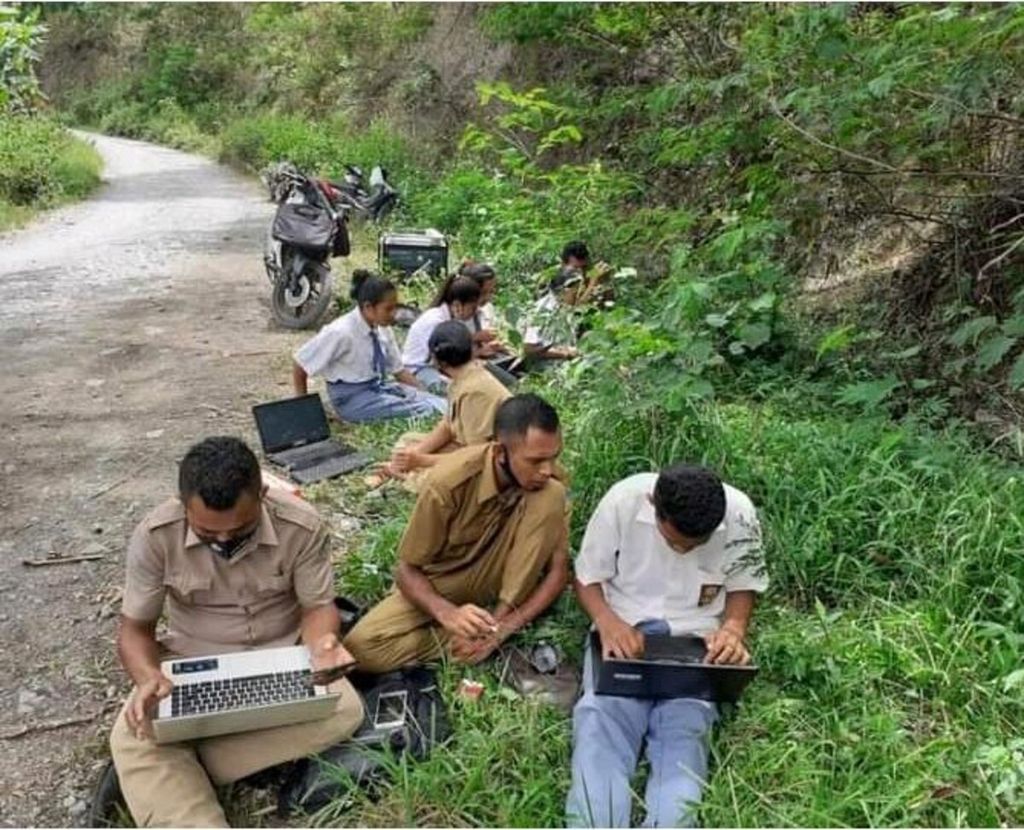 Siswa SMA dan guru di pedalaman Mutis, Timor Tengah Selatan mencari jaringan internet untuk mengikuti ujian semester (23/11/2020).