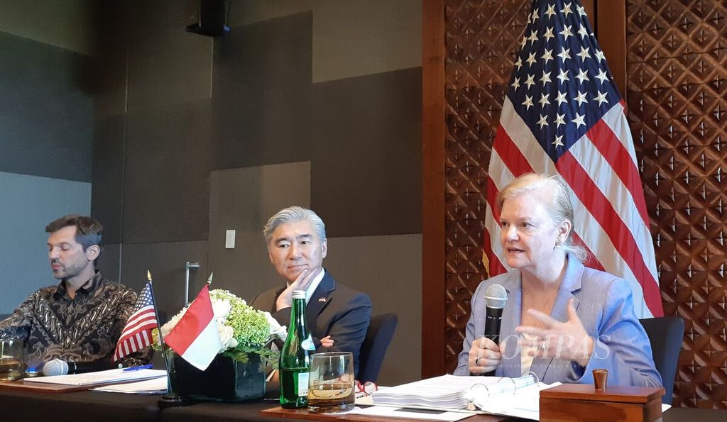Amerika Serikat dan Indonesia mengumumkan kemitraan strategis berupa bantuan bagi Indonesia untuk pengembangan energi bersih nuklir di Indonesia. Perihal itu disampaikan Wakil Asisten Utama Menteri Luar Negeri AS Ann K Ganzer (kanan) dalam jumpa persnya bersama Duta Besar AS untuk Indonesia Sung Y Kim (tengah), di Nusa Dua, Badung, Sabtu (18/3/2023).