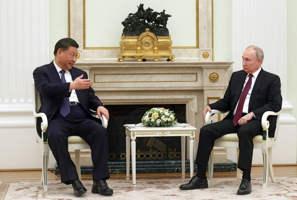 Presiden China Xi Jinping (kiri) berbicara dengan Presiden Rusia Vladimir Putin dalam pertemuan di Kremlin, Moskwa, Rusia, 20 Maret 2023. Putin akan berkunjung ke China, Oktober mendatang. 