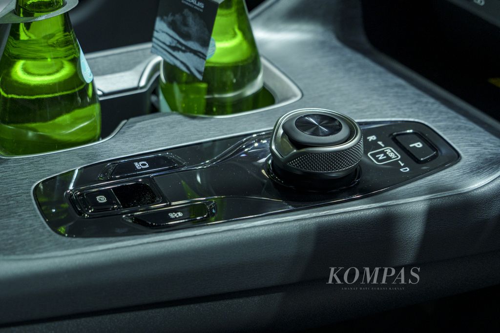 Tombol transmisi All New Lexus RZ 450e bertenaga listrik yang diperkenalkan dalam pameran Gaikindo Jakarta Auto Week di JCC Senayan, Jumat (10/3/2023).