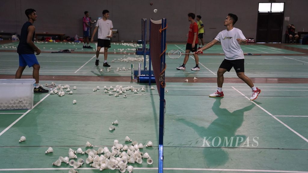 Pebulu tangkis tunggal putra, Anthony Sinisuka Ginting (kanan), berlatih menjelang turnamen All England 2023 di pelatnas Cipayung, Jakarta Timur, Rabu (1/3/2023).