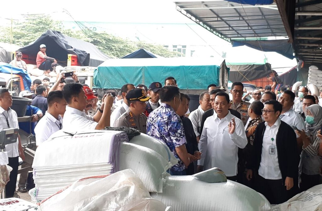 Kepala Badan Reserse Kriminal Polri Komisaris Jenderal (Pol) Listyo Sigit Prabowo bersama Ketua Satgas Pangan Polri Brigadir Jenderal (Pol) Daniel Tahi Monang Silitonga meninjau ketersedian pangan di Pasar Induk Beras Cipinang, Jakarta Timur, Rabu (18/3/2020). Rombongan ditemani Direktur Utama PT Food Station Tjipinang Jaya Arief Prasetyo Adi untuk melihat ketersedian pasokan pangan seperti beras, bawang putih, dan gula.