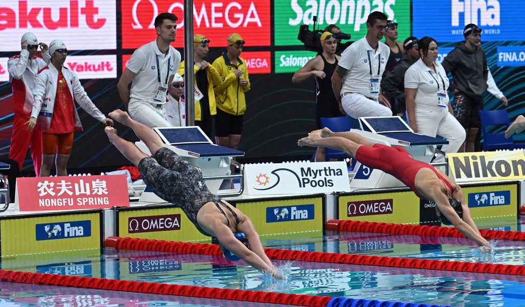 Perenang AS, Claire Weinstein (kiri), dan perenang Kanada, Summer McIntosh, melakukan start saat bertanding dalam final 4 x 200 meter gaya bebas putri pada Kejuaraan Renang Dunia di Duna Arena, Budapest, Hongaria, Rabu (22/6/2022). 