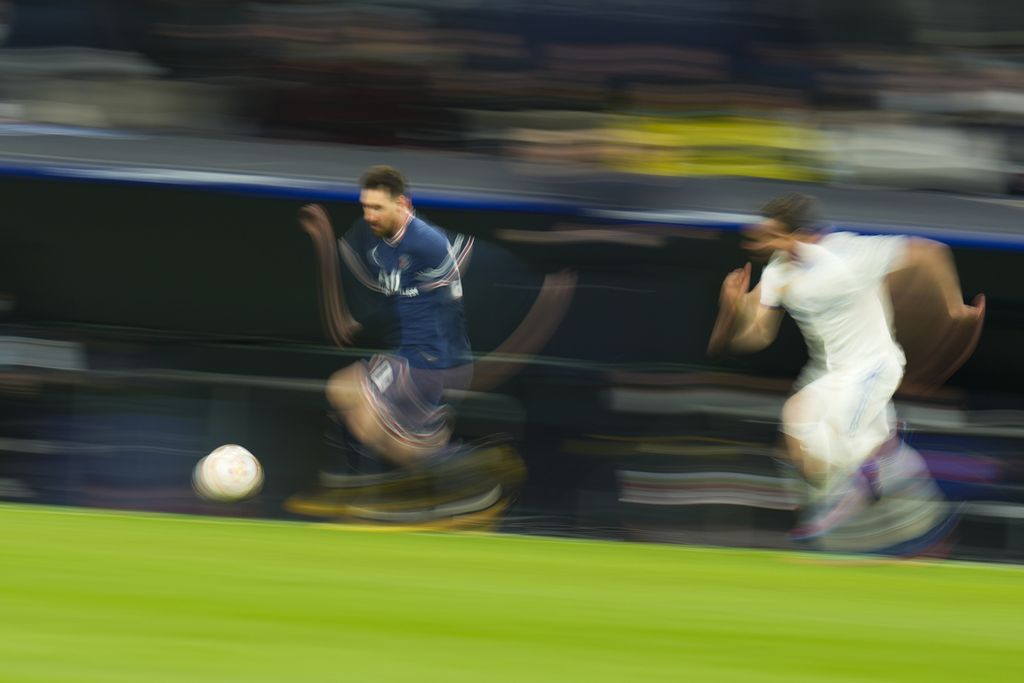 Penyerang Paris Saint-Germain (PSG), Lionel Messi (kiri), melewati hadangan gelandang Real Madrid, Luka Modric, dalam babak 16 besar putaran kedua Liga Champions di Stadion Santiago Bernabeu, Madrid, Spanyol, Kamis (10/3/2022) dini hari WIB. Christophe Galtier telah resmi menjadi pelatih Paris Saint-Germain selama dua tahun menggantikan Mauricio Pochettino.