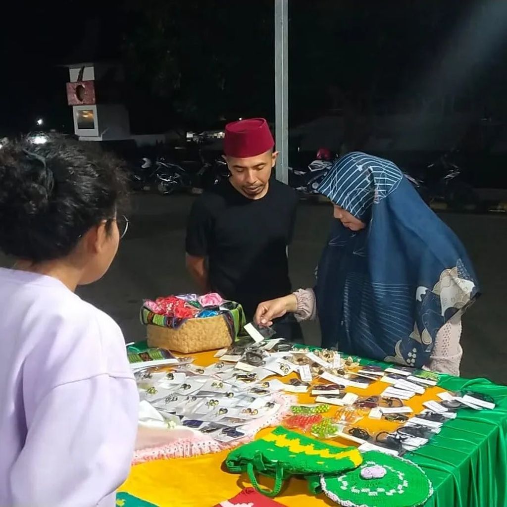 Wisatawan domestik dengan tujuan Danau Kelimutu sedang mengamati dan berbelanja hasil produk UMKM yang dipamerkan di Ende, 10-31 Agustus 2022.