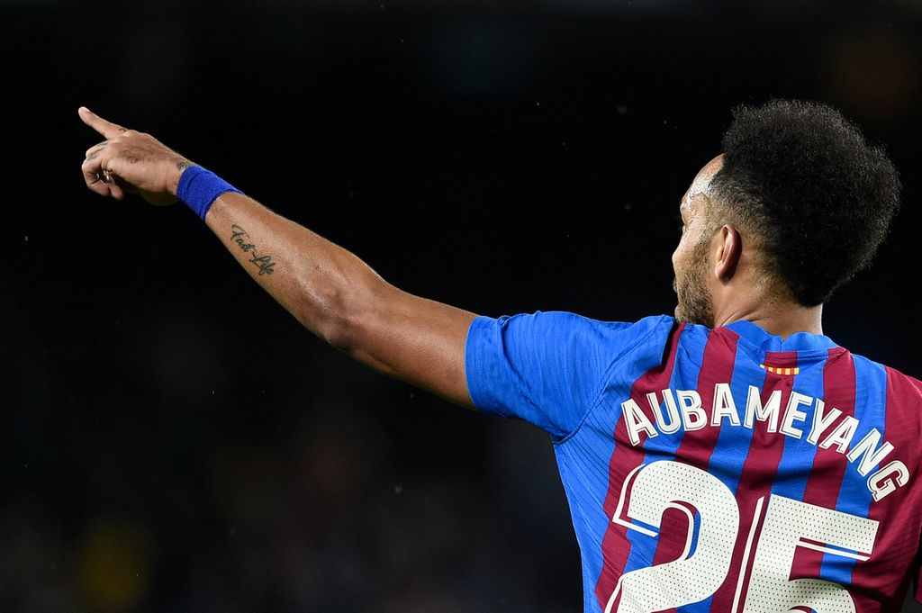 Penyerang Barcelona, Pierre-Emerick Aubameyang, merayakan golnya ke gawang Osasuna dalam lanjutan Liga Spanyol di Stadion Camp Nou, Barcelona, Spanyol, Senin (14/3/2022) dini hari WIB lalu. Mantan pemain Arsenal itu dikabarkan kembali ke Liga Inggris untuk memperkuat Chelsea.