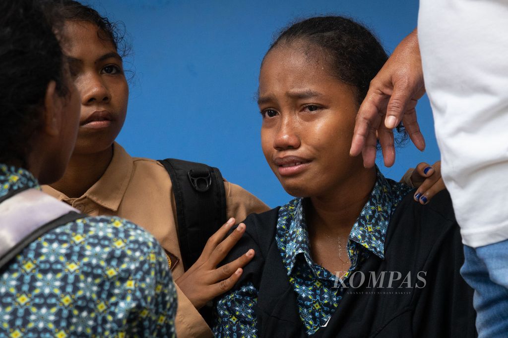 Seorang siswa SMP N 22 Galang menangis ketakutan akibat bentrok aparat dan warga di Pulau Rempang, Batam, Kepulauan Riau, Kamis (7/9/2023).