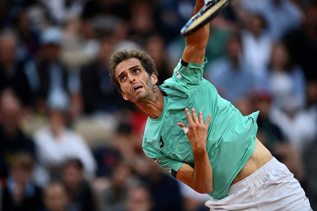 Petenis Spanyol Albert Ramos-Vinolas melakukan servis ke petenis Spanyol Carlos Alcaraz pada laga Perancis Terbuka di Lapangan Simonne-Mathieu, Roland Garros, Paris, Rabu (25/5/2022). Alcaraz menang dengan skor 6-1, 6-7 (7), 5-7, 7-6 (2), 6-4.