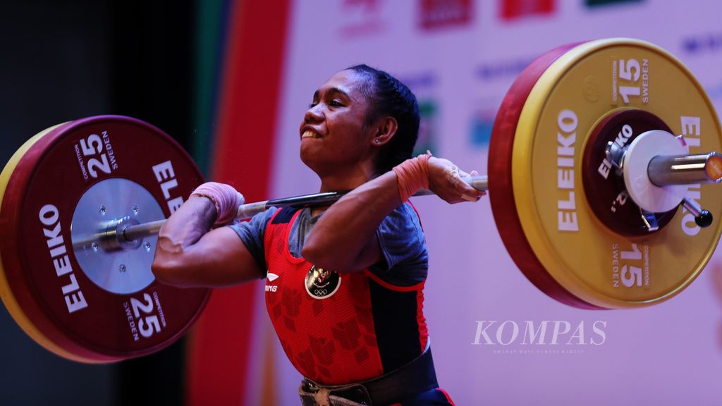 Aksi lifter putri Indonesia, Natasya Beteyob, saat bertanding dalam nomor 55 kilogram putri cabang angkat besi pada SEA Games Vietnam 2021 di Hanoi Training Center, Hanoi, Jumat (20/5/2022). Natasya meraih medali perunggu dalam nomor ini. Total nilai angkatan yang dikumpulkan Natasya adalah 188 kilogram. 