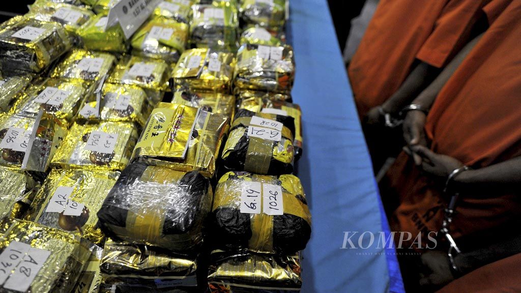 https://assetd.kompas.id/F_TPM7Z3llwnVkMn7lWh_P0KGIw=/1024x576/filters:watermark(https://cdn-content.kompas.id/umum/kompas_main_logo.png,-16p,-13p,0)/https%3A%2F%2Fkompas.id%2Fwp-content%2Fuploads%2F2017%2F09%2F20170928H1_ENGLISH-NARKOBA_A_web.jpg