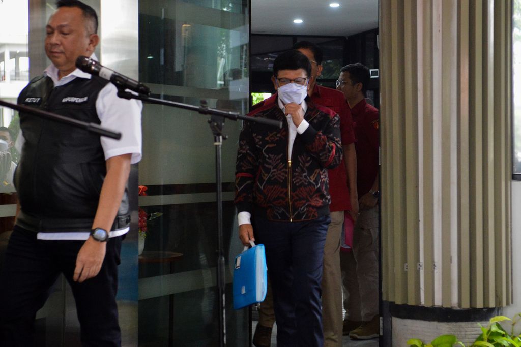 Menteri Komunikasi dan Informatika Johnny G Plate (dua dari kiri) didampingi Kepala Pusat Penerangan Hukum Kejaksaan Agung Ketut Sumedana (kiri) berjalan keluar menghampiri wartawan untuk memberikan keterangan setelah diperiksa di Gedung Bundar, Kejaksaan Agung, Jakarta, Rabu (15/3/2023). 
