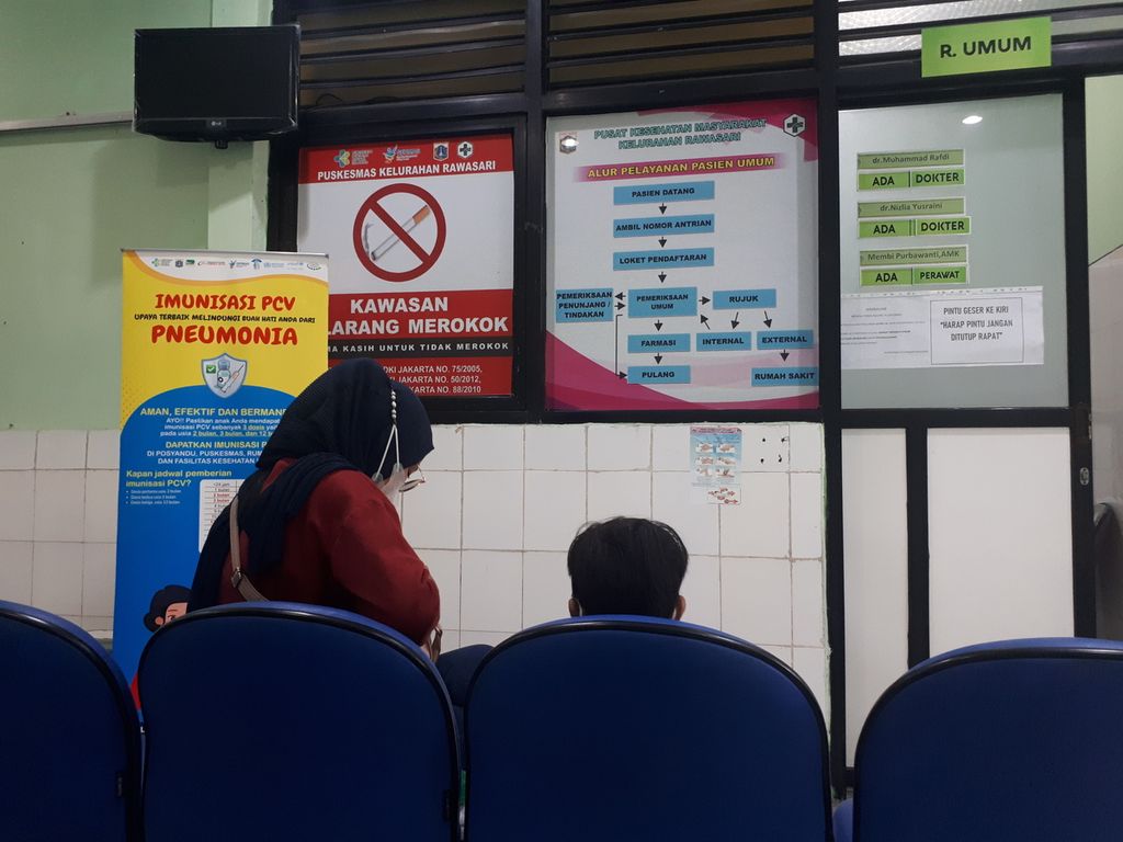 Seorang ibu dan anak mengantre di Puskesmas Rawasari, KecAMATAN Cempaka Putih, Jakarta Pusat, Rabu (5/10/2022).