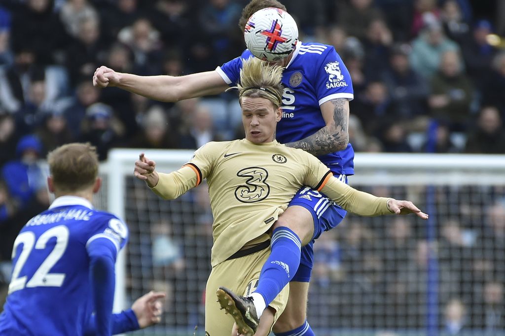 Pemain Leicester, Harry Soutar (atas), dan pemain Chelsea, Mykhaylo Mudryk, berduel di udara dalam pertandingan Liga Inggris antara Leicester City dan Chelsea di Stadion King Power, Leicester, Sabtu (11/3/2023). 