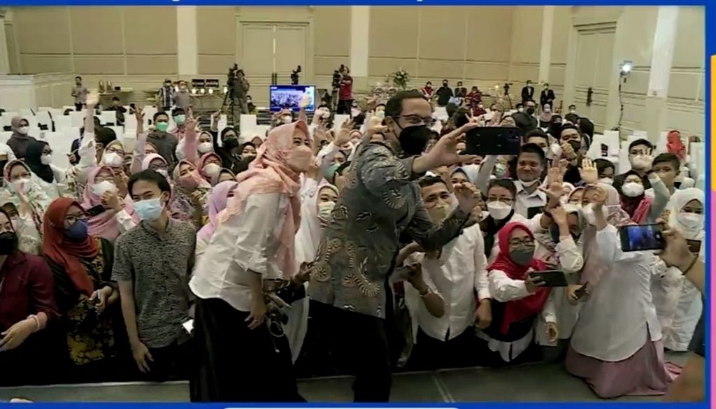 Menteri Pendidikan, Kebudayaan, Riset, dan Teknologi Nadiem Anwar Makarim (kanan) berswafoto bersama perwakilan komunitas guru, mahasiswa, dan orangtua yang mendukung Merdeka Belajar untuk mentransformasi pendidikan berkualitas di acara Rembuk Komunitas Merdeka Belajar: Bergerak Bersama Berdaya Bersama di Jakarta, Selasa (24/5/2022).