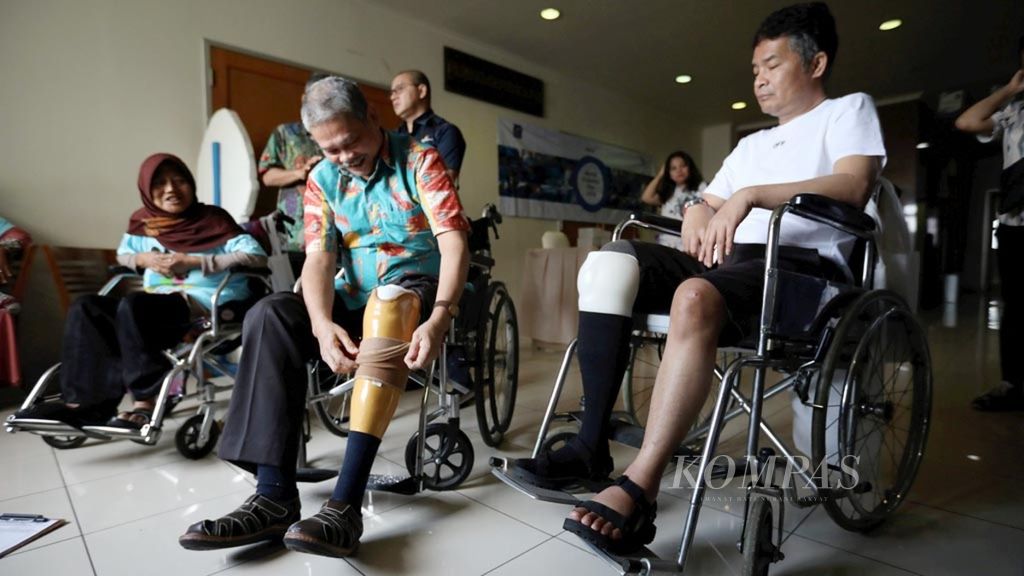 IlustrasiSejumlah pasien menerima donasi alat bantu jalan berupa kaki palsu dan sepatu diabetes untuk pasien diabetik di Rumah Sakit Cipto Mangunkusumo, Jakarta, Rabu (14/11/2018). Donasi yang diberikan PT Sun Life Financial tersebut dalam rangka memperingati Hari Diabetes Sedunia.