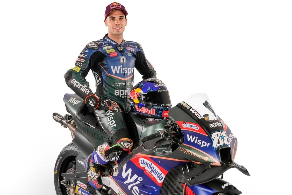 Miguel Oliveira berpose dengan motor baru Aprilia untuk MotoGP musim 2023, Senin (20/3/2023) di Portugal.