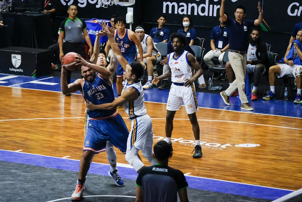 Center asing Pelita Jaya Dior Lowhorn dikepung pemain Satria Muda Pertamina Jakarta dalam laga kedua final IBL di C-Tra Arena, Jabar, pada Minggu (28/8/2022). Satria Muda memenangi laga ini 89-74sekaligus memastikan diri menjadi juara IBL 2022.