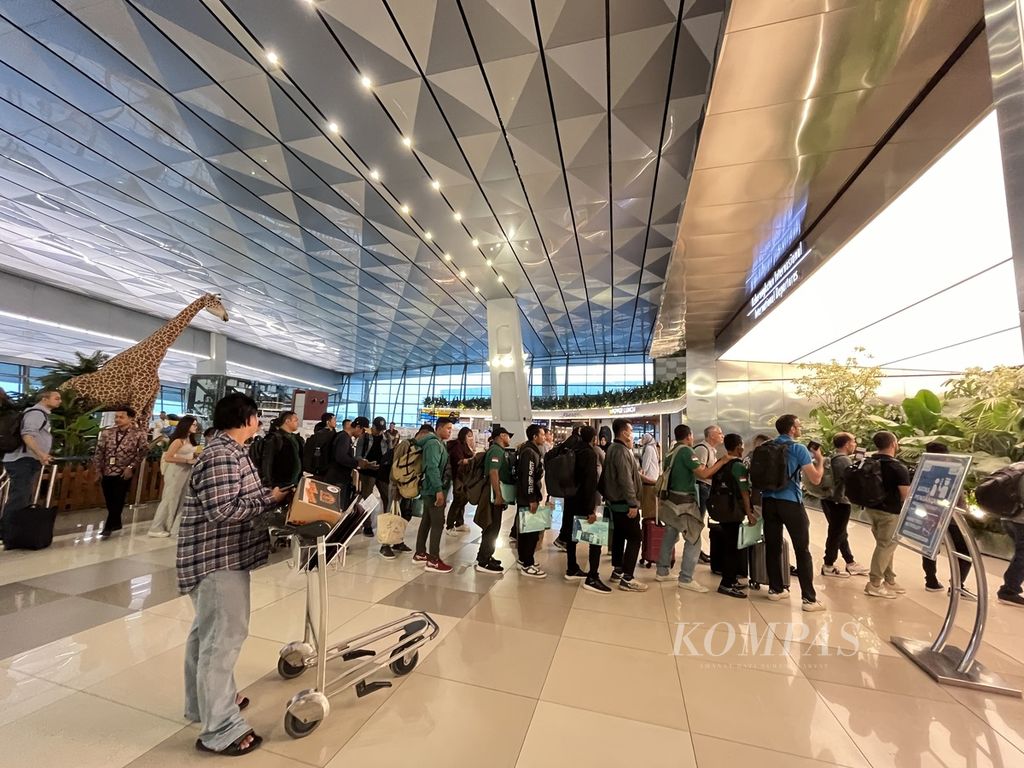 Antrean penumpang di pintu keberangkatan internasional, Terminal 3 Bandara Internasional Soekarno-Hatta, Kota Tangerang, Banten, Kamis (20/6/2024) sekitar pukul 17:15 WIB. Direktorat Jenderal (Ditjen) Imigrasi Kementerian Hukum dan HAM mengungkapkan, semua layanan keimigrasian di dalam negeri pada hari itu mengalami gangguan sistem Pusat Data Nasional. 