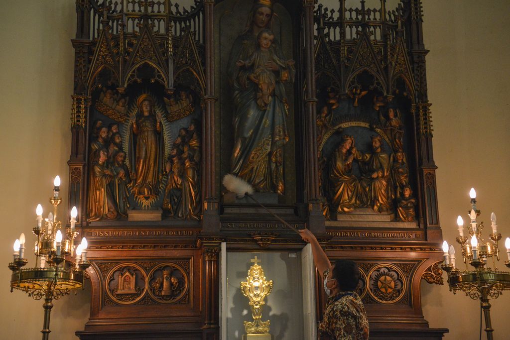 Pengurus gereja membersihkan dekorasi yang ada di Gereja Katedral Jakarta atau Gereja Santa Maria Diangkat Ke Surga, Jakarta Pusat, Jumat (23/12/2022).