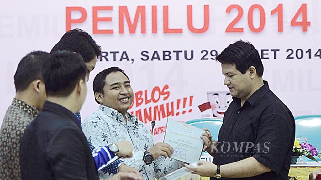 Ketua Komisi Pemilihan Umum Husni Kamil Manik menyerahkan sertifikat kepada perwakilan lembaga pemantau, lembaga survei, dan lembaga hitung cepat Pemilu 2014 di Gedung KPU, Jakarta, Sabtu (29/3/2014). KPU memberikan sertifikat kepada 19 lembaga pemantau pemilu dan 56 lembaga survei dan hitung cepat yang telah terdaftar dan terakreditasi oleh KPU. 