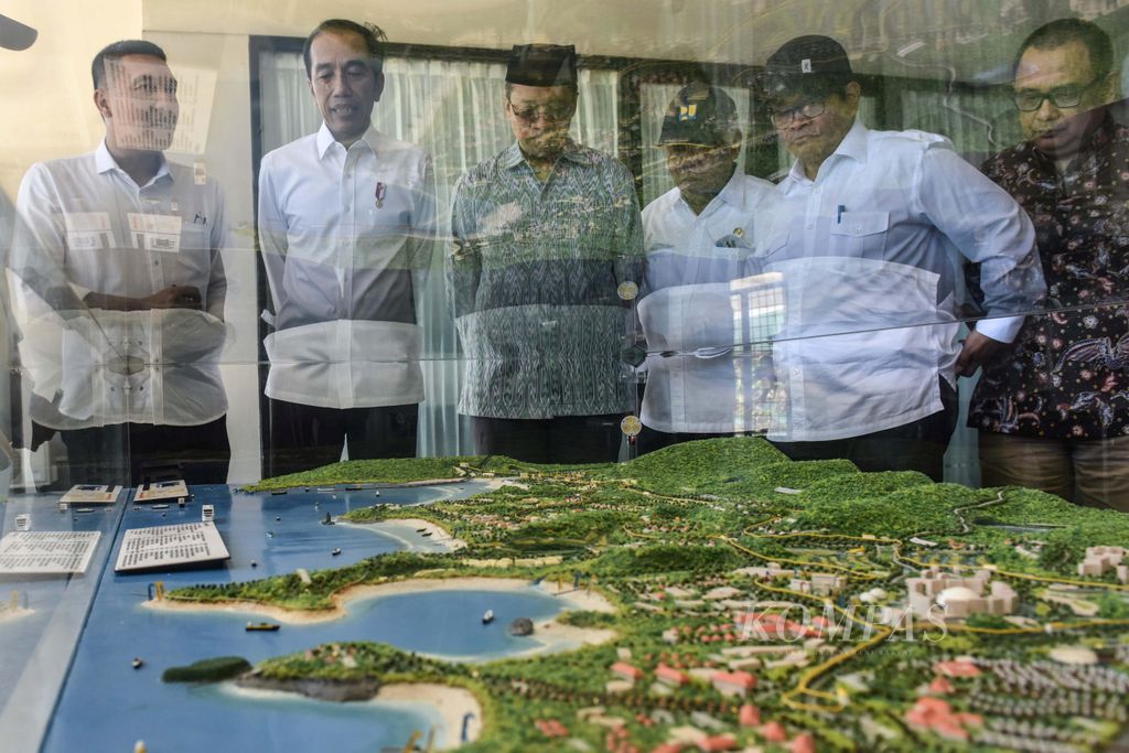 Direktur Utama PT Pengembangan Pariwisata Indonesia (Persero) atau ITDC Abdulbar M Mansoer (kiri) menjelaskan maket rencana pengembangan Kawasan Ekonomi Khusus (KEK) Pariwisata Mandalika atau The Mandalika yang akan menjadi lokasi sirkuit MotoGP kepada Presiden Joko Widodo bersama rombongan di Balawisata Mandalika, Lombok Tengah, Nusa Tenggara Barat, Jumat (17/5/2019).Terkait persiapan pembangunan street circuit Mandalika, saat ini sudah dilaksanakan sejumlah kegiatan antara lain survey lokasi, topografi, pemasangan pagar, land clearing serta penyusunan design sirkuit/homologasi.