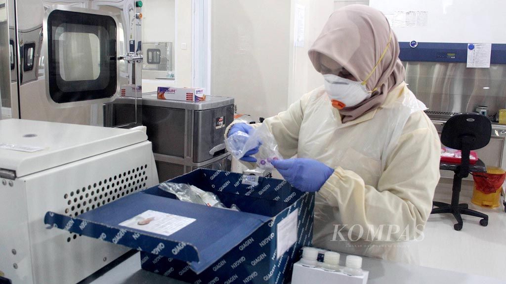 https://assetd.kompas.id/Ftex3rdDWbnPk4CJVc9QcOefvmk=/1024x576/filters:watermark(https://cdn-content.kompas.id/umum/kompas_main_logo.png,-16p,-13p,0)/https%3A%2F%2Fkompas.id%2Fwp-content%2Fuploads%2F2020%2F03%2F20200318_ENGLISH-COVID-19_D_web_1584541792.jpg