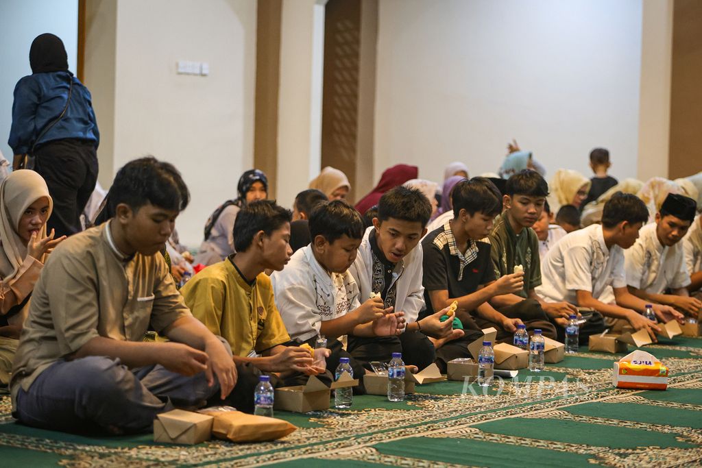 Anak-anak yatim berbuka puasa bersama dalam Forum Silaturahmi Kompas Gramedia di Masjid Jami' At Taqwa, Gelora, Tanah Abang, Jakarta Pusat, Rabu (27/3/2024). Kegiatan ini bertujuan untuk mempererat silaturahmi Kompas Gramedia dengan masyarakat sekitar. Selain itu, Kompas Gramedia juga memberikan santunan kepada 73 anak yatim di wilayah Kelurahan Gelora, Kecamatan Tanah Abang, Jakarta Pusat. 