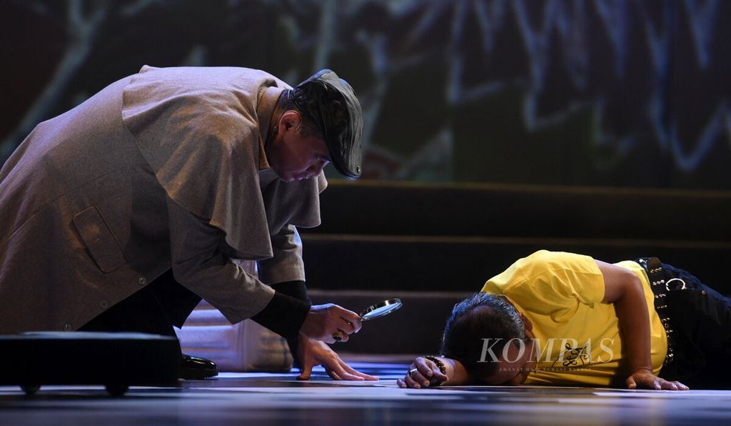 Komedian Cak Lontong dalam pementasan Indonesia Kita berjudul "Orang-Orang Berbahaya" di Teater Besar, Taman Ismail Marzuki, Jakarta Pusat, Kamis (17/11/2022) malam. Pementasan tersebut merupakan pertunjukan Indonesia Kita yang ke-38. Dalam naskah yang ditulis oleh Agus Noor, "Orang-Orang Berbahaya" mengangkat kisah detektif yang mencoba memecahkan teka-teki pandemi kegilaan yang menjangkiti banyak orang. Dengan balutan humor yang khas, lakon tersebut menyelipkan pesan moral tentang kasus-kasus kejahatan luar biasa yang terjadi di masyarakat namun seolah-olah menjadi fiktif meskipun sudah di pengadilan. 