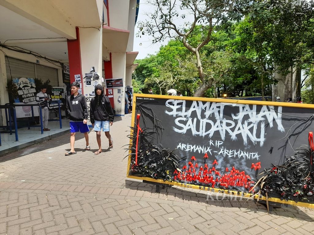 Hampir dua pekan tragedi Kanjuruhan berlangsung, warga masih berdatangan ke Stadion Kanjuruhan di Malang, Jawa Timur, Kamis (13/10/2022), baik untuk berdoa maupun sekedar melihat-lihat.