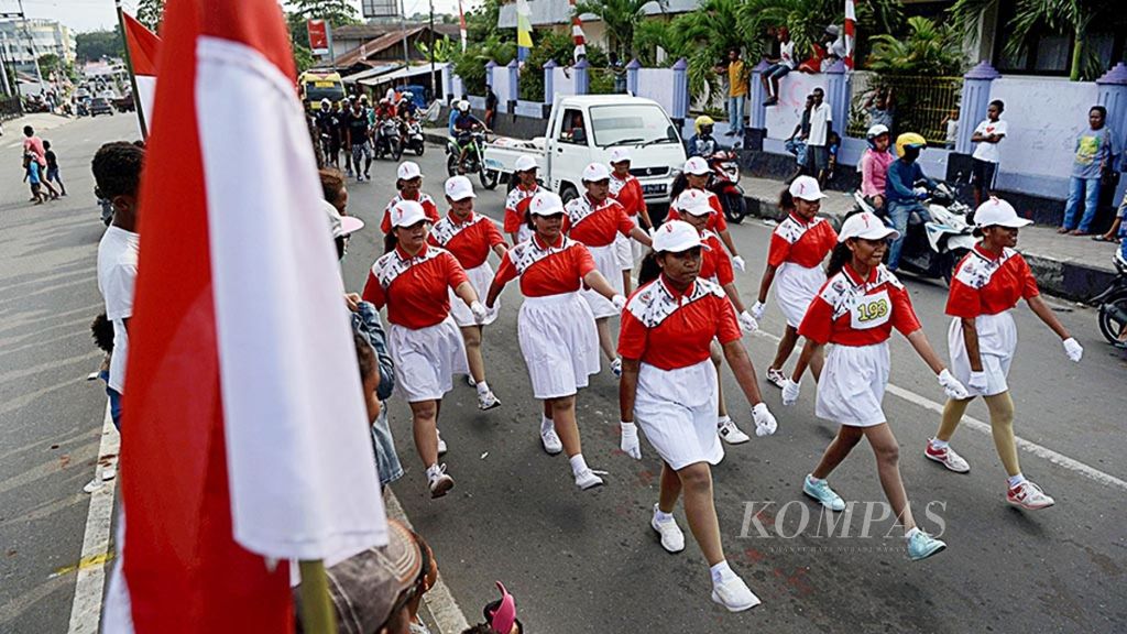 Warga mengikuti parade gerak jalan untuk menyambut HUT RI di kawasan ibu kota Kabupaten Manokwari, Papua Barat, 9 Agustus 2017. Berbagai lomba yang digelar untuk menyambut HUT RI merupakan salah satu sarana menggelorakan semangat nasionalisme. 