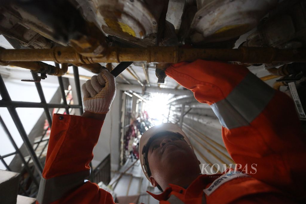 Petugas PGN melakukan pengecekan rutin instalasi jaringan gas rumah tangga di Perumahan Budha Szu Chi, Cengkareng, Jakarta Barat, Selasa (12/2/2020). Pada tahun ini, pemerintah melalui Perusahaan Gas Negara (PGN) akan membangun 266.000 jaringan gas rumah tangga di 49 kabupaten/kota. Dalam jangka panjang, pemerintah menargetkan 10 juta sambungan gas rumah tangga terpasang dalam 5-10 tahun mendatang.