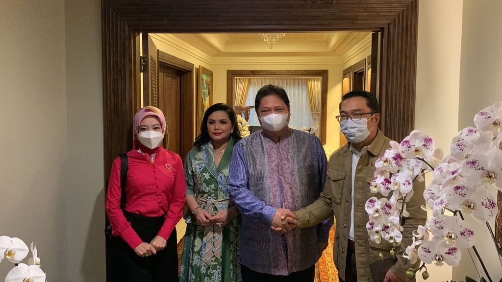 Ketua Umum Partai Golkar Airlangga Hartarto berbicara ke awak media setelah menerima kunjungan silaturahmi dari Gubernur Jawa Barat Ridwan Kamil, di rumah dinas Menteri Koordinator Bidang Perekonomian, di Jakarta, Minggu (15/5/2022).