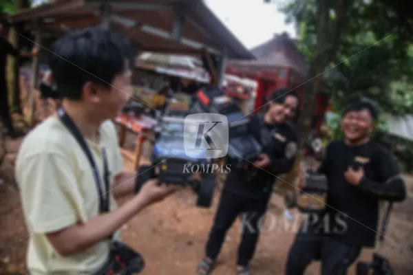 Pegiat mobil kendali jarak jauh membawa mobil mini offroad mereka...