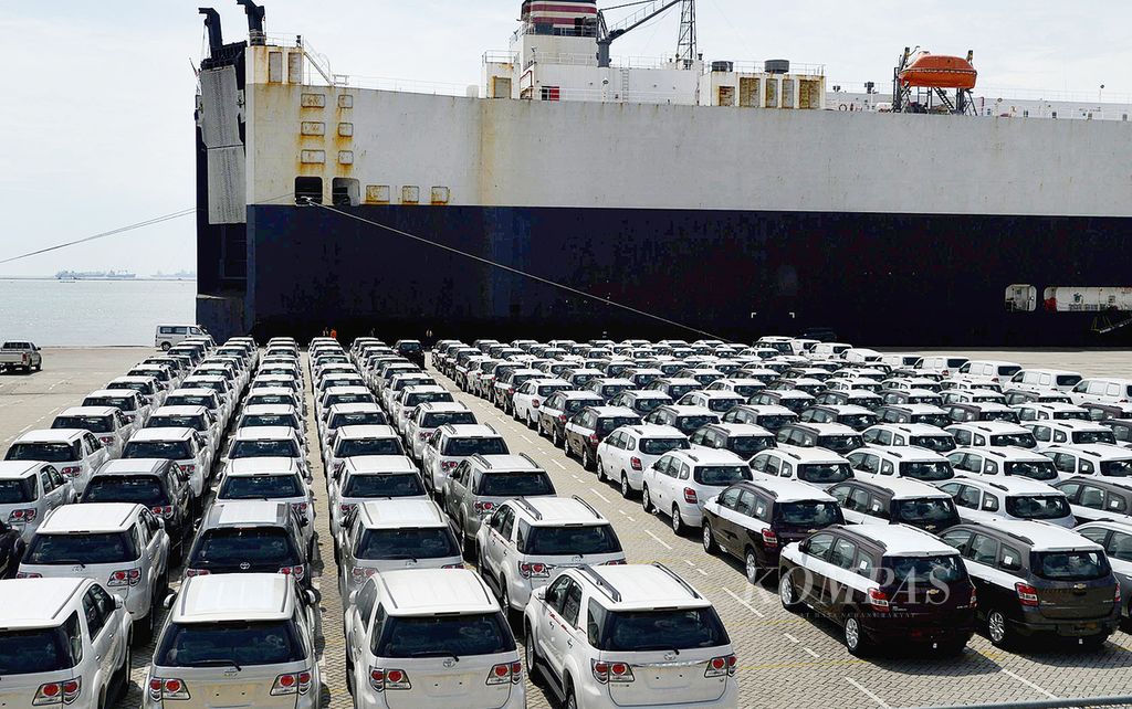 Deretan mobil yang akan diekspor melalui Terminal Kendaraan Pelabuhan Tanjung Priok, Jakarta Utara, Selasa (6/5/2014). Data dari Gabungan Industri Kendaraan Bermotor Indonesia mencatat total volume ekspor kendaraan Indonesia pada periode ini mencapai 44.645 unit. 