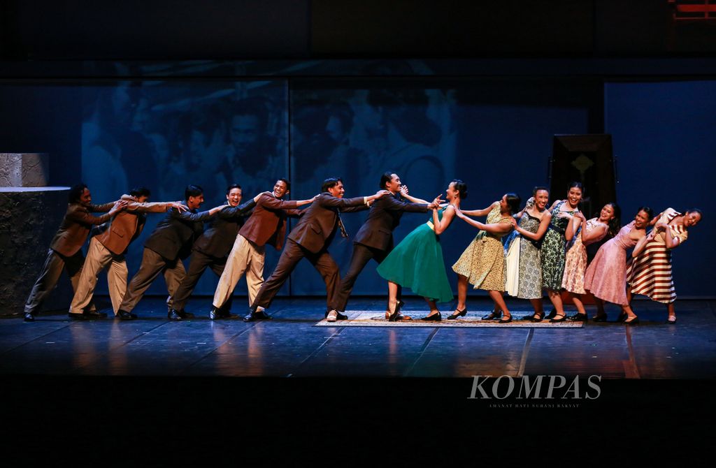 Pertunjukan teater berjudul Setelah Lewat Djam Malam di Graha Bhakti Budaya, Taman Ismail Marzuki, Jakarta Pusat, Kamis (1/12/2022) malam. Pertunjukan teater ini diangkat dari film klasik karya Usmar Ismail tahun 1954.